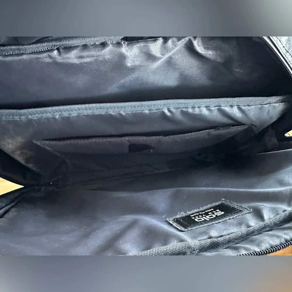 Laptop Bag! You Can Carry On Your Shoulder Or Your Back! Best Offer Accepted!🖤🖤